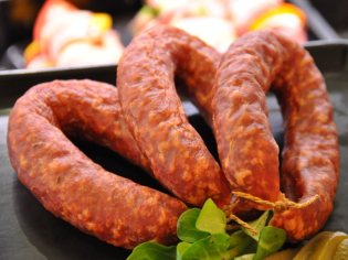 Mettwurst is dried sausage just like most other Rohwürste.